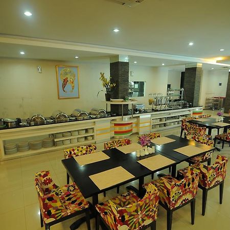 Hotel Swarna Dwipa Palembang Eksteriør billede