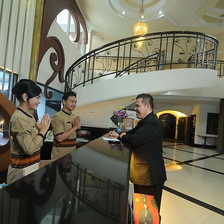 Hotel Swarna Dwipa Palembang Eksteriør billede