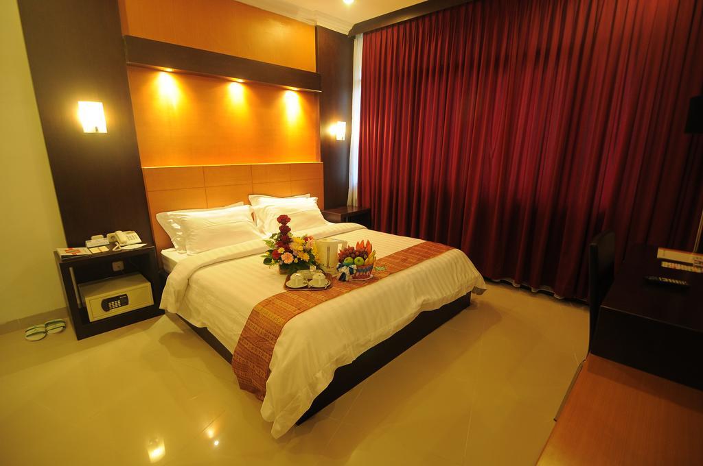 Hotel Swarna Dwipa Palembang Værelse billede