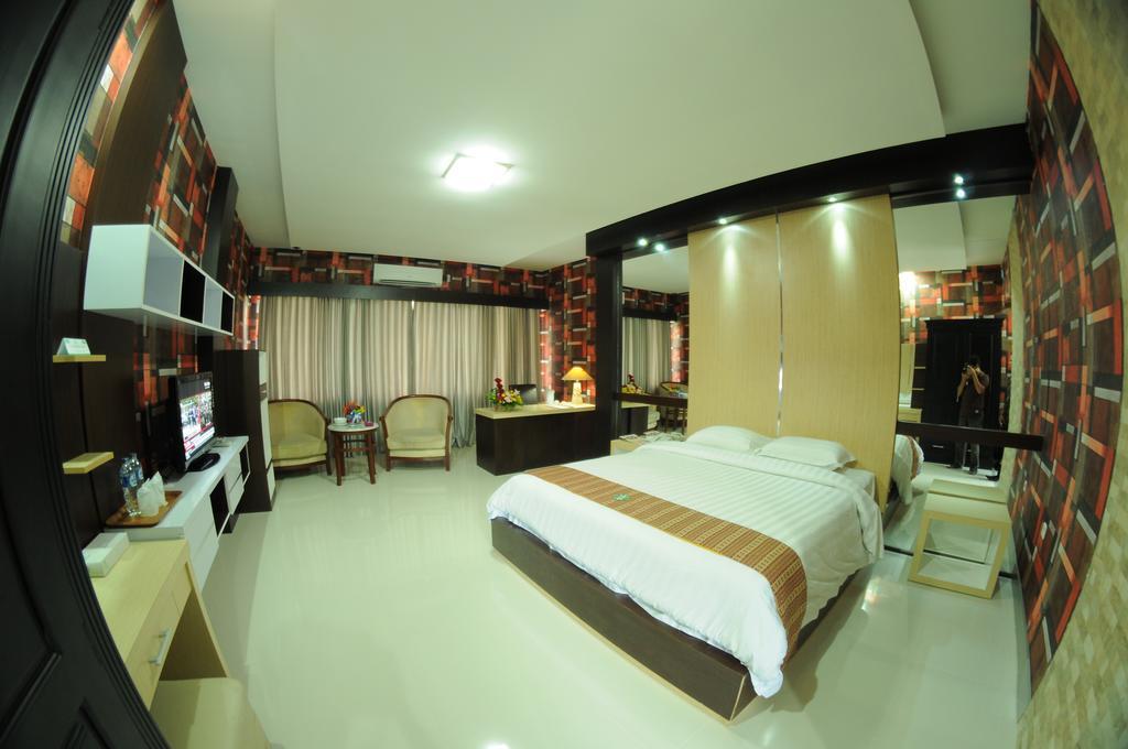 Hotel Swarna Dwipa Palembang Værelse billede
