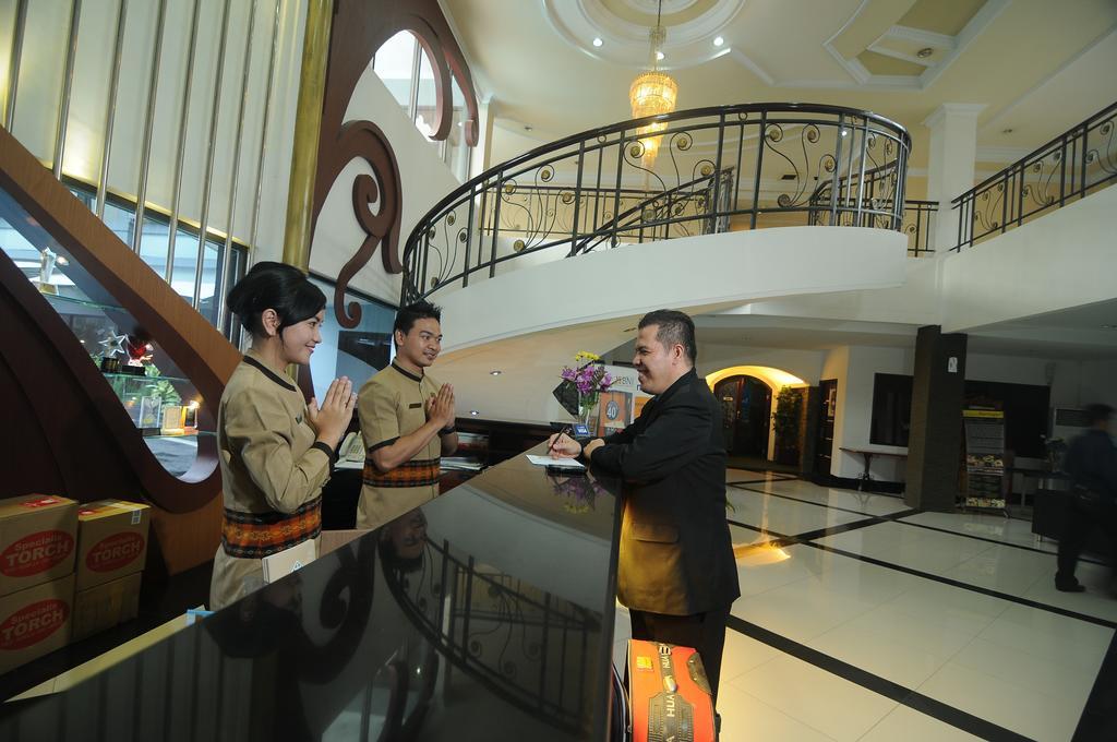 Hotel Swarna Dwipa Palembang Eksteriør billede