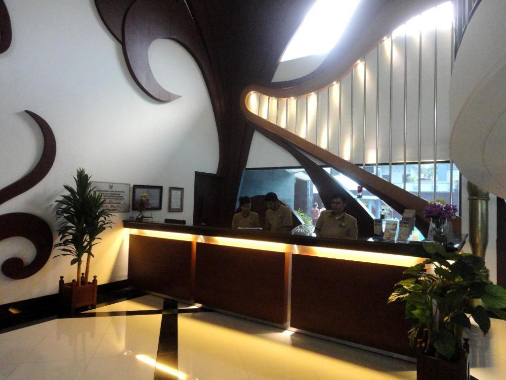 Hotel Swarna Dwipa Palembang Eksteriør billede