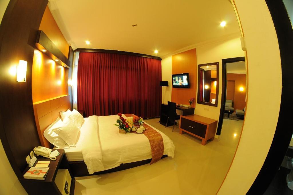 Hotel Swarna Dwipa Palembang Værelse billede
