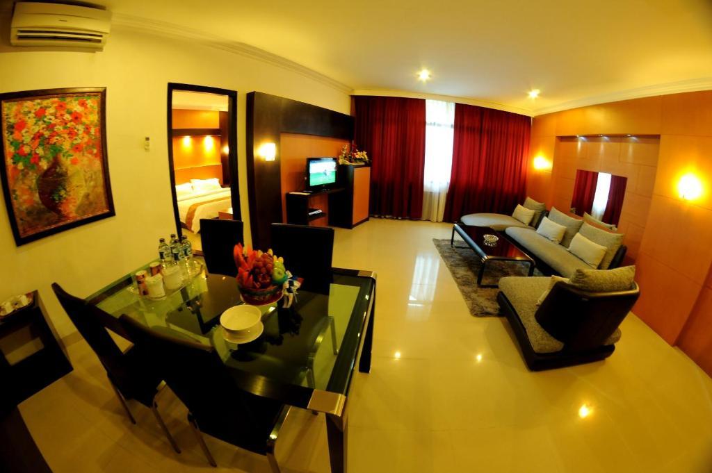 Hotel Swarna Dwipa Palembang Værelse billede